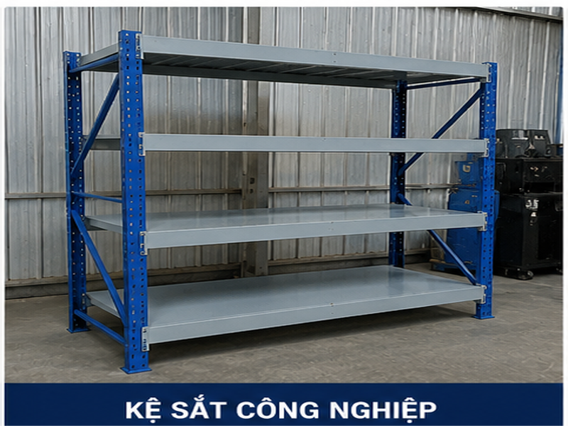 Kệ sắt công nghiệp thiết kế theo yêu cầu, chịu tải cao, phù hợp lưu trữ hàng hóa trong nhà xưởng, kho hàng và nhà máy.